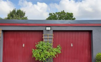 zwei rote Garagen mit grauem Blechdach